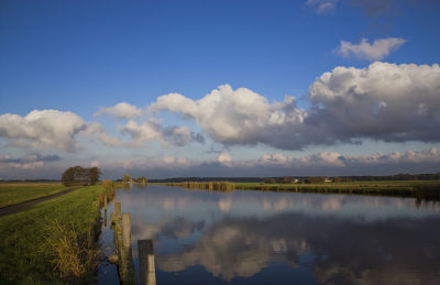 Vanmiddag brak de lucht op eens. Ben direct in de oude gesprongen en naar dit plekje gereden. Deze foto had ik al een tijdje in gedachten.

Ben benieuwd wat jullie er van vinden. Aangezien het een van mijn eerste landschapsfoto's is.
Dus prof.feedback is van harte welkom :)

gr Arend