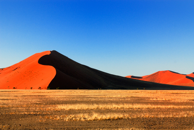 Vroeg in de ochtend op weg om bij de eerste zonnestralen opnamen te maken van de beroemde duinen in Namibie.