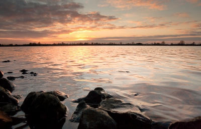 Bij m'n vorige foto werd opgemerkt dat de verhoudingen niet helemaal goed lagen. Ik denk dat het in deze foto beter is.
Niet te veel lucht, niet te veel water, en nog een stukje voorgrond.
Laat maar horen!