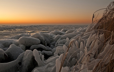 Zonsopkomst boven een ijzige Gouwzee
Gezien op een vroege winterochtend, op weg naar het kruiend ijs bij het Paard van Marken. Dit is langs de dijk naar Marken, dus nog een eind bij het Paard vandaan.