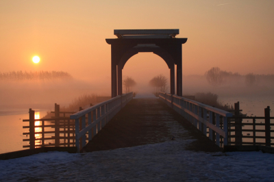 Mooi moment, afgelopen donderdagochtend...laaghangende mist, vorst ijs sneeuw en het bruggetje maakten de sfeer compleet, van statief