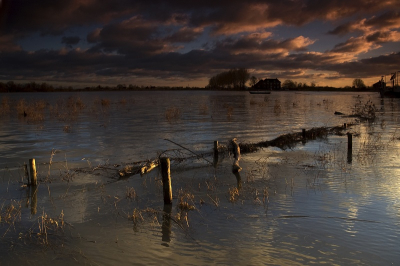 zonsondergang bij blauwe kamer bij hoge waterstand. d d d d