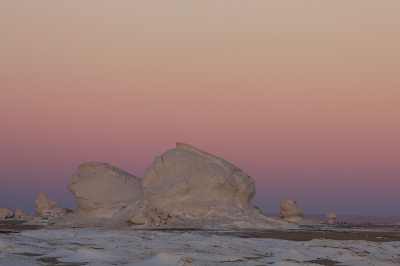 Egypte, 16 november 2010 18:15. De Witte Woestijn is bij daglicht al bijzonder maar verandert vlak na zonsondergang in een surrealistisch landschap. Terwijl de zon achter de westelijke horizon zakt stijgt de Aardschaduw naar boven aan de oostelijke horizon. Boven deze blauwe schaduwband zie je de roze tegenschemering (band van Venus). 
Meer uitleg hierover is te vinden op deze site: http://www.weerfotografie.nl/fotoalbum.php?cat=optisch&subcat=aardschaduw
