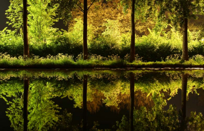 Hier nog een keer de verlichte bossage rond de tennisbaan.
Nu op verzoek de horizon recht gezet en een lichtmast weggehaald. Ook de hoogte van de bomen gelijk gemaakt met die van het spiegelbeeld.

Canon 350d, sigma 28-300 op 35 mm, 8 sec, F10 -1/3, 
Iso 200