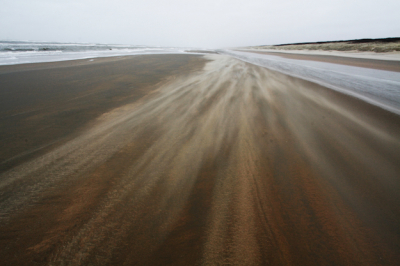 Veel wind, heel veel wind...het zand stoof over het strand.