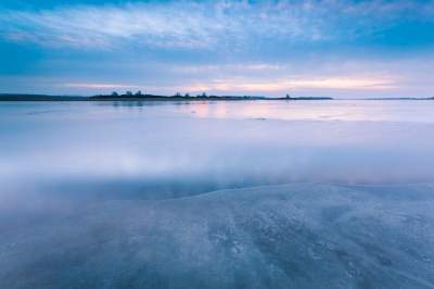 Beloofde een mooie zonsondergang te worden vanavond. gekozen om in Lauwersmeer wat foto's te maken vanwege weidse uitzichten. Licht en kleur vielen ietwat tegen. Er lag gelukkig ijs en in combinatie met stromend water (en een wat langere sluitertijd) levert dit altijd nog wel mooie platen op.