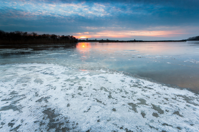 Nog een van het Lauwersmeer gisternamiddag. Zonnetje kwam nog net even onder de wolken vandaan zodat in combinatie met ijs en water er een mooie vlakverdeling onstaat.