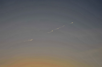 Opname gemaakt vanaf het tuinpad. Ik heb geen gebruik gemaakt van een statief. Heldere avond. De zon was doende onder de horizon te verdwijnen