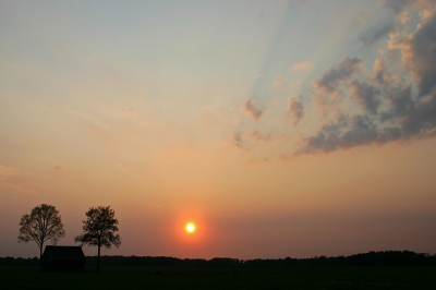 Ik was op weg van het Haaksbergerveen naar huis, toen ik net buiten Enschedede zon zo onder zag gaan.
Gelukkig had ik deze keer niet alleen de camera met telelens mee, maar ook mijn Good Old 300D