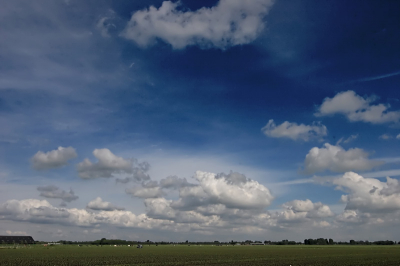 Nadat het even droog geworden was en eindelijk een beetje de zon doorkwam even een impressie gemaakt van het polderlandschap. Gemaakt vanuit mijn tuin