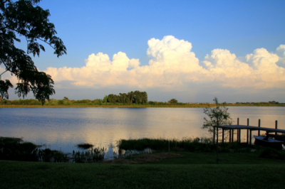 Een laatste drankje ten afscheid. En toen zag ik die mooie wolken boven het meer. De laatste foto van onze vakantie.
Nu een fijne herinnering!