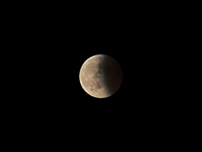 Eergisterenavond speciaal naar de Ginkelse heide geweest voor de maansverduistering. Helaas was het te heiig om de volledige verduistering te kunnen zien. Eenmaal thuis kon ik om 23:45 toch nog een foto maken van een gedeeltelijk verduisterde maan vanuit mijn slaapkamerraam.