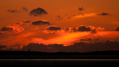 Toen de zon net verdwenen was kleurde een klein deel van de lucht nog prachtig rood, dus heb de 300mm op de camera laten zitten om dit in beeld te brengen.