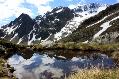 droog licht bewolkt.
Op de grond liggend in 't natte gras om de bergen in de weerspiegeling te krijgen
