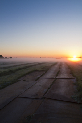 in 2 periodes per jaar valt de zonsopgang precies gelijk met het moment dat ik langs de A13 tussen Rotterdam en Den Haag rijd en dat er dan ook vaak een mooie ochtendmist boven de weilanden rijdt. Een paar weken terug was het weer zover, en nam ik de camera maar eens mee en ben onderweg even gestopt...

(uiteraarrd wel op de parallelweg...)