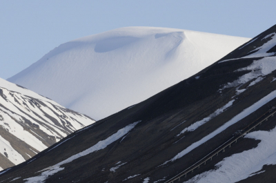 Tijdens een wandeling door het landschap viel me ineens deze contrasterende bergen op. Het weer was uitstekend voor de foto.