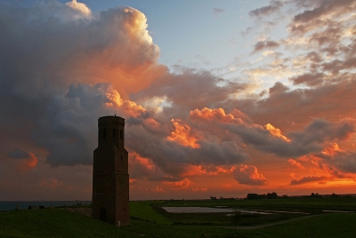 Foto gemaakt omstreeks zonsondergang. De Plompe Toren is alles wat overgebleven is van het dorp Koudekerke dat, eeuwen geleden, door de zee verzwolgen is.