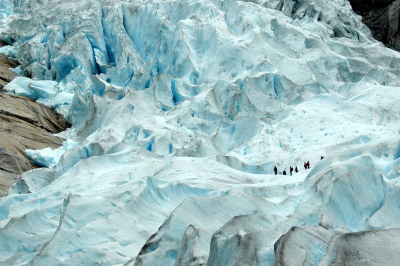 De Jostedalsbreen in Noorwegen is met 486 km2 het grootste gletsjerveld van het Europese vasteland. Van de maar liefst 24 gletsjertongen zijn er enkele makkelijk te bereiken. De Briksdalbre (bre=gletsjer) is hier een goed voorbeeld van. Na een pittig steil pad, (maar goed te doen) kan je heel dicht bij deze gletsjertong komen. Op deze niet zo zonnige dag was het licht mooi en helder genoeg om dit detail vast te leggen. De blauwe ijskleuren zijn prachtig om te zien. Dit fenomeen wordt veroorzaakt door de ijskristallen die het invallende zonlicht in een bepaalde frequentie breken.