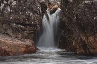 Waterval in Glen Etive Schotland. De Glen Etive is een zijdal van de Glen Coe. Een prachtig stil dal wat minder bekent is dan de Glen Coe. Voor deze opname heb ik een grijsfilter gebruikt met een sluitertijd van een 1/2 sec, voor het watereffect.