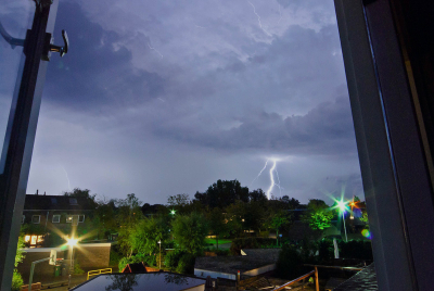 Mijn eerste onweer-foto.
Ook hier onweerde het flink.
Veel ontladingen maar geen hagel.
Vanuit het slaapkamerraam.
Is het wat? Wat kan er nog beter?
Volgens mij een heleboel, maar ben er best wel blij mee
voor de eerste.