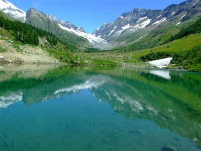 deze foto vind ik vooral fraai vanwege de ongelooflijk mooie natuur: echt nog ongerept hier. Vele paden gaan vanuit het Ltschental de bergen in, maar ondanks de andere toeristen waan je je binnen enkele minuten volledig alleen op de wereld, zo groots en imposant is de natuur hier. In alle opzichten dus overweldigend