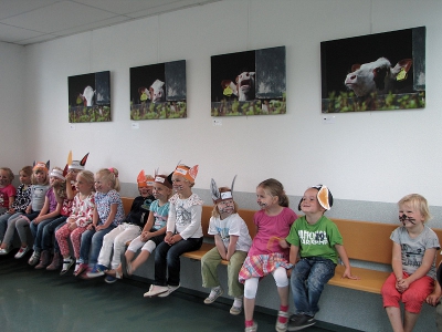 Van 4 oktober t/m eind december 2011 exposeer ik met 17 koeienportretten - geprint op canvas - in onze dierenartsenpraktijk in Coevorden. Een groep kleuters was op dierendag op bezoek in de praktijk (http://bit.ly/ruG8NH). Ze zitten te wachten in de wachtkamer onder het vierluik 'Meuhhh'.