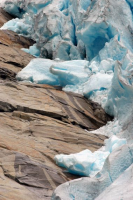 De Briksdalbreen (gletsjer) in Noorwegen is een van den meest makkelijk toegangkelijke. Na een stevige wandeling kom je bij een oogveblindend mooie gletsjer. Vooral als het licht gunstig is kan je je hier als fotograaf helemaal uitleven. 
De grillig gevormde ijsmassa's harmonieren min of meer met de onregelmatige rotspartijen.
Hier heb ik geprobeerd het contrast tussen de prachtig blauwe kleuren van het ijs en het bruin van de rotsen vast te leggen. 

Nikon D70; Sigma 70-300 APO; 
f9.0; 1/125;  220.0 mm