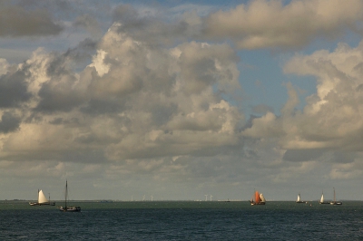 'n Jaarlijks terugkerend evenement is de zgn. Bietenrace, waaraan alleen oude zeilschepen deelnemen. Met 'n mooie wolkenlucht boven het water 'n fraai gezicht.