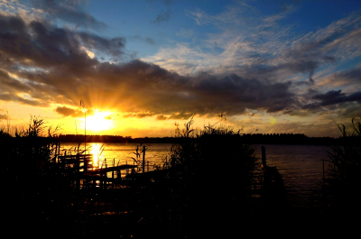 Wat ging het zonnetje mooi onder in dit vervallen haventje in Arkemheen. Uitzicht op de Flevopolder.
