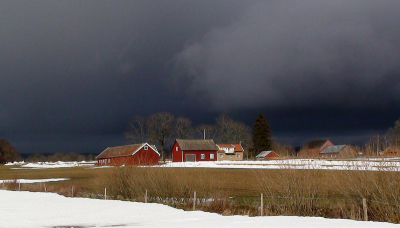 De sneeuw op de voorgrond maakt deze donkere wolk erg dramatisch, sorry voor die paar Zweedse huisje die er op staan.