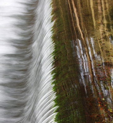 Tijdens de cursus in de AWD. Het water laten stromen met een lange sluitertijd was de opdracht. Ik vond deze foto wel mooi vanwege de rust met de weerspiegeling van de bomen in het water. Waar na het water veranderd in chaos. Ga zeker nog een keer terug om hier verder mee te experimenteren!