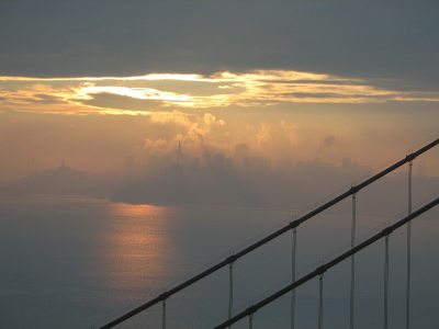's Morgens vroeg bij zonsopkomst. mooie ochtend, mist over de stad. Foto genomen vanaf de andere kant van de baai.