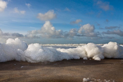 Stormy wheather creating snow waves / Er stond een flinke wind aan de kust die de wolken als sneeuwvlokken over het strand deed rollen. Tezamen met de onverwachte zon zorgde dit voor een fotogenieke wandeling.