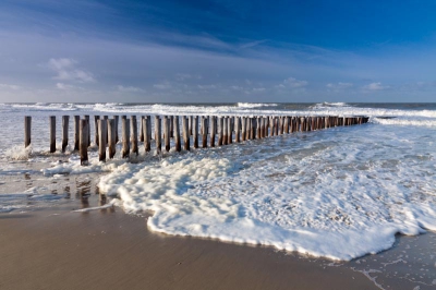 Stormy wheather creating snow waves / Er stond een flinke wind aan de Hollandse kust die de golven als sneeuwvlokken over het strand deed rollen. Tezamen met de onverwachte zon  zorgde dit voor een fotogeniek moment!