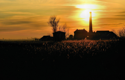 Gisteren heb ik weer een prachtige zonsondergang mogen aanschouwen. Dit keer stond ik op een kenmerkende plek in het Arkemheen en scheen het avondlicht door raam van het Stoomgemaal.
