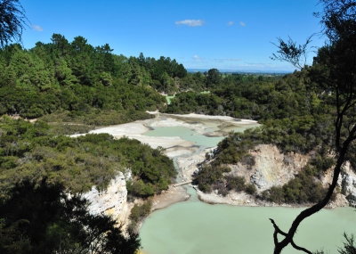 Van het imposante vulkaan landschap rond Rotorua krijg je in dit uitgestrekte park een goede indruk. Spuitende geisers en een rotte eieren lucht tijdens de urenlange wandeling. De "meertjes"  kleuren betoverend door de verschillende mineralen die opborrelen.