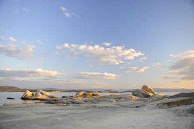 Half 6, bijna een half uur na zonsopgang deze opname gemaakt van dit uitzonderlijke rotsstrand. Zilverzand op de vlakke stenen voorgrond wordt nog niet door de zon beschenen. Wel de rotsen op de voorgrond en de voorgrond van het achterliggende eiland. De lucht fris en helder en met contrast.