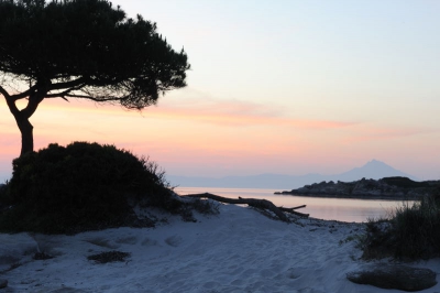 Athos is zelden in scherp contrast te fotograferen. Tijdens de twee maanden dat ik er was uiteindelijk gekozen om de opname net voor zonsopgang te maken als contouren contrast. Het zilverzand op de voorgrond krijgt nog niets mee van de zon maar al licht genoeg om het hele beeld te vullen.