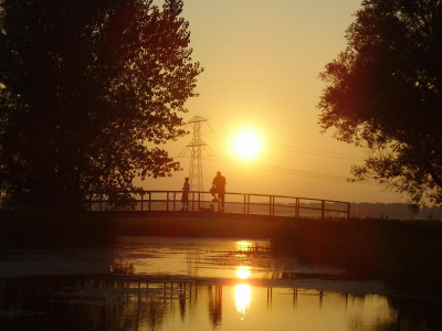 Twee vissers in de late avondzon. Vond het wel een gezellig plaatje, alleen die verschrikkelijke masten en die draden.