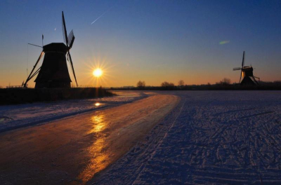Afgelopen zaterdag vroeg de kou getrotseerd om mijn nieuwe groothoeklens uit te testen in Kinderdijk.
De opkomende zon gaf prachtige kleuren aan de toch al bijzonder mooie omgeving.