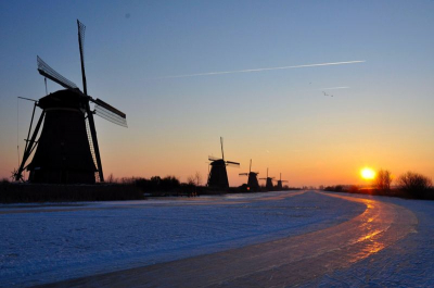 Afgelopen zaterdag vroeg de kou getrotseerd om mijn nieuwe groothoeklens uit te testen in Kinderdijk.
De opkomende zon gaf prachtige kleuren aan de toch al bijzonder mooie omgeving