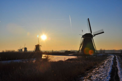 Afgelopen zaterdag vroeg de kou getrotseerd om mijn nieuwe groothoeklens uit te testen in Kinderdijk.
De opkomende zon gaf prachtige kleuren aan de toch al bijzonder mooie omgeving