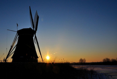 Afgelopen zaterdag vroeg de kou getrotseerd om mijn nieuwe groothoeklens uit te testen in Kinderdijk.
De opkomende zon gaf prachtige kleuren aan de toch al bijzonder mooie omgeving