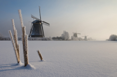Deze foto heb ik vroeg in de ochtend liggend op het ijs bij -16C in Kinderdijk gemaakt