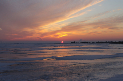 Zonsondergang bij Marken gemaakt vanaf het ijs bij de vuurtoren Het Paard van Marken.