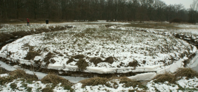 Gemaakt tijdens natuurfotoworkshop. Opdracht: gebruik een statief en probeer eens een wat hoger perspectief uit. Ik heb een beetje grond aan de onderkant weggeknipt. Dat vond ik storen. Ik zou nog een randje eraf willen halen, maar dan kan ik de foto niet meer uploaden.