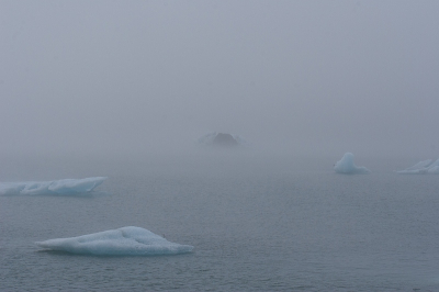 Op een mistige dag naar een gletsjermeer in IJsland gereden. Aan de ene kant, jammer van de mist, maar aan de andere kant gaf het soms ook een heel misterieus effect.