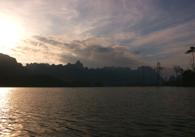 dit is op het meer in het khao sok natuur park.
je ziet hier veel apen ,hornbills en reptielen.
er zijn ook nog tijgers daar, maar die zie je nooit.