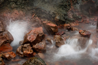 Tijdens onze rijs door IJsland zijn we langs heel veel heetwaterbronnen gekomen.
Zij deze, duidelijk, kokende waterbron wat geprobeerd met een lange sluitertijd.