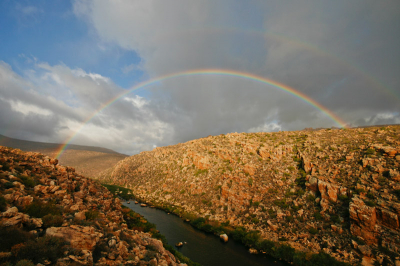 Het Cederberg gebied in Zuid Afrika is al adembenemend mooi, maar met deze regenboog werd het om nooit te vergeten. Ik was de kleine regenbui erg dankbaar.